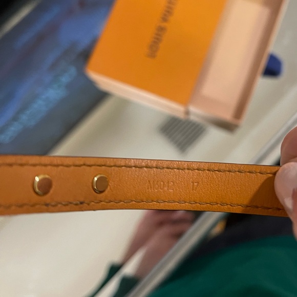 Louis Vuitton essential V bracelet with box - Picture 6 of 7